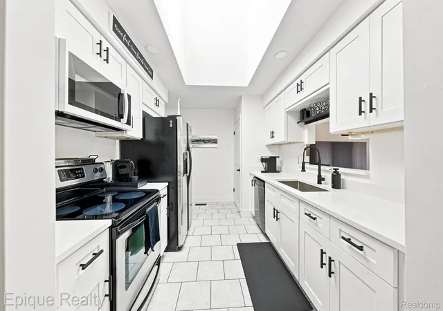 Listing Photo 3 - Condo for sale in building located at 15031 Pilgrim Ct, Shelby Township, MI 48315