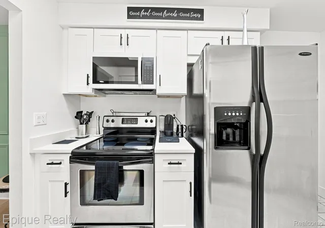 Listing Photo 5 - Condo for sale in building located at 15031 Pilgrim Ct, Shelby Township, MI 48315