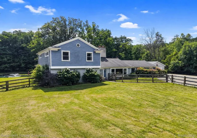 Photo 2 of Single family home for sale at 6157 Blue Beech Ct, Rochester Hills City Oakland, MI 48306 | MLS# 20261064228 | Listing updated on 2026-09-13