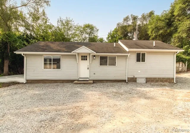 Photo 1 of Multi family home for sale at 2510 Lakeside Dr, Highland, MI 48356 | MLS# 20261064246 | Listing updated on 2026-09-25