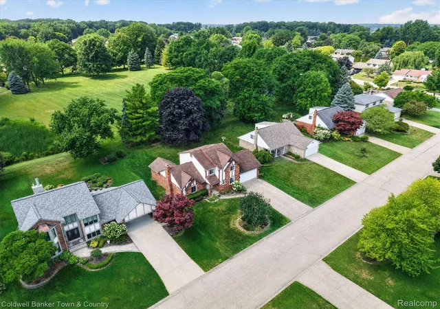 Photo 3 of Single family home for sale at 524 Kentucky Dr, Rochester Hills, MI 48307 | MLS# 20261064254 | Listing updated on 2026-09-12