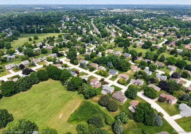 Photo 3 of Single family home for sale at 524 Kentucky Dr, Rochester Hills, MI 48307 | MLS# 20261064254 | Listing updated on 2026-09-12