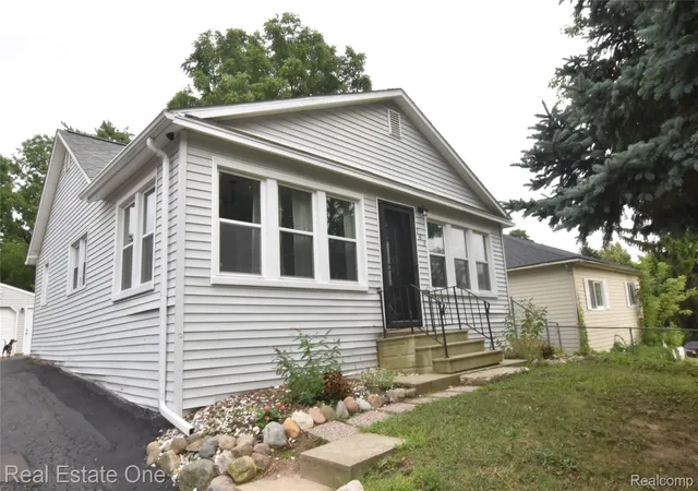 1st image of 763 S Winding Dr, Waterford, MI 48328 | MLS# 20261064253