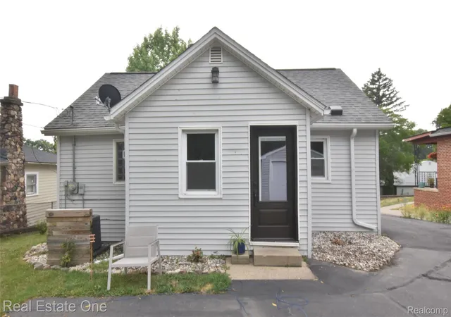 3rd image of 763 S Winding Dr, Waterford, MI 48328 | MLS# 20261064253