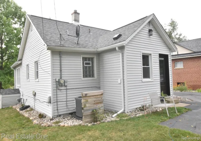 4th image of 763 S Winding Dr, Waterford, MI 48328 | MLS# 20261064253