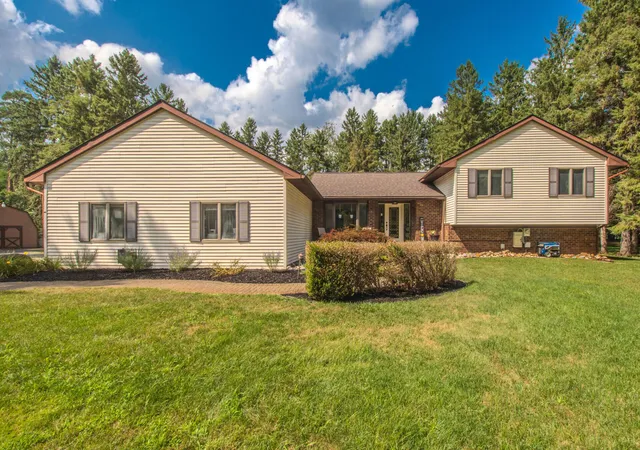 1st image of 12575 Green Tree Trl, South Lyon, MI 48178 | MLS# 81026042414