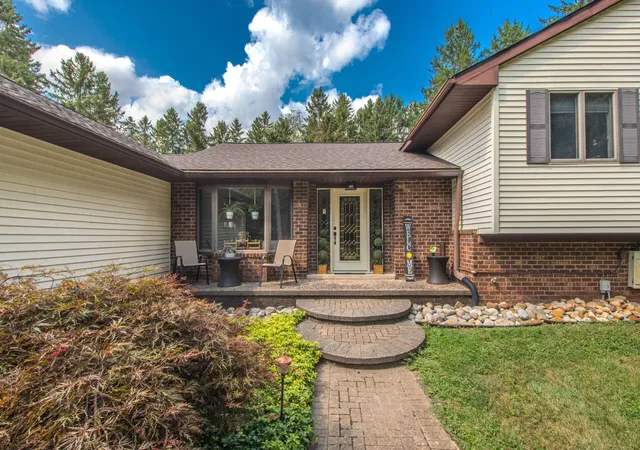 2nd image of 12575 Green Tree Trl, South Lyon, MI 48178 | MLS# 81026042414