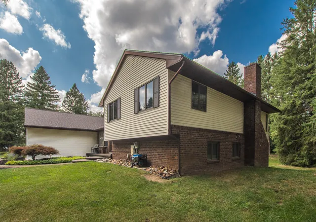 Photo 3 of Single family home for sale at 12575 Green Tree Trl, South Lyon, MI 48178 | MLS# 81026042414 | Listing updated on 2026-08-14
