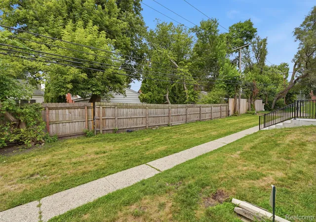 Listing Photo 2 - Condo for sale in building located at 25863 Woodward Ave, Royal Oak, MI 48067 - Unit #103