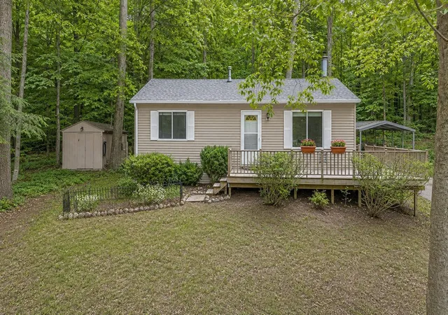 Photo 1 of Single family home for sale at 1392 Valley Dr, Traverse City, MI 49685 | MLS# 78080072287 | Listing updated on 2026-09-02