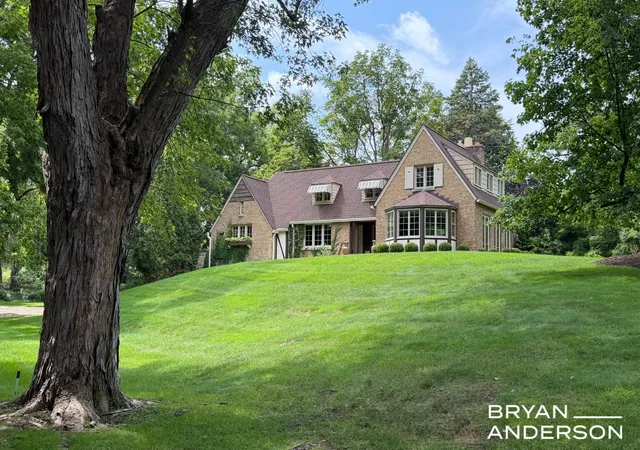 Photo 2 of Single family home for sale at 1830 Bridge St Nw, Grand Rapids, MI 49504 | MLS# 65026042482 | Listing updated on 2026-10-07