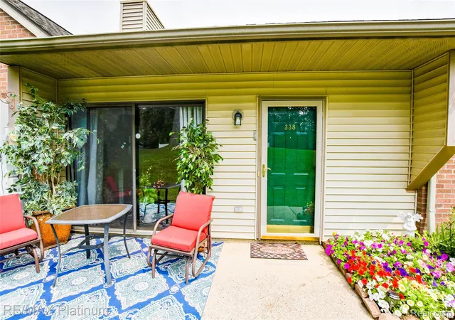 Listing Photo 4 - Condo for sale in building located at 338 Spring Brooke Dr, Brighton, MI 48116