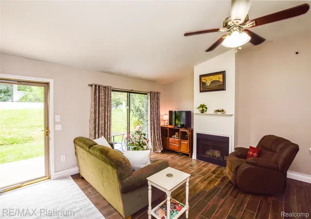 Listing Photo 5 - Condo for sale in building located at 338 Spring Brooke Dr, Brighton, MI 48116