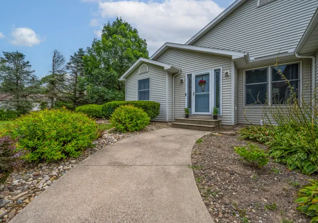 Photo 3 of Single family home for sale at 5324 Becht Rd, Coloma, MI 49038 | MLS# 69026042501 | Listing updated on 2026-09-10