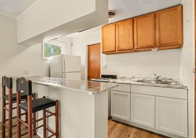 Listing Photo 4 - Condo for sale in building located at 610 Campbell Ave, Kalamazoo, MI 49006