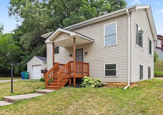 3rd image of 524 Charlotte Ave, Kalamazoo, MI 49048 | MLS# 66026042527
