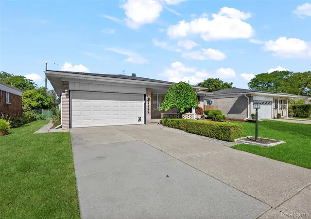Photo 3 of Single family home for sale at 32429 Whitley Cir, Warren, MI 48088 | MLS# 20261064370 | Listing updated on 2026-09-17