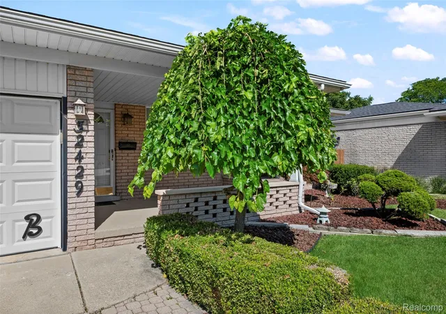 Photo 4 of Single family home for sale at 32429 Whitley Cir, Warren, MI 48088 | MLS# 20261064370 | Listing updated on 2026-09-17