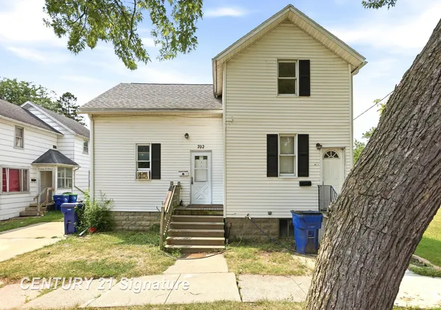 Listing Photo 3 - Condo for sale in building located at 702 S Warner St, Bay City, MI 48706