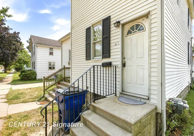 Listing Photo 4 - Condo for sale in building located at 702 S Warner St, Bay City, MI 48706