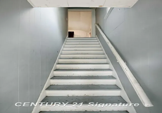 Listing Photo 5 - Condo for sale in building located at 702 S Warner St, Bay City, MI 48706