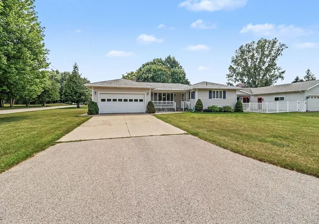 Photo 3 of Single family home for sale at 557 Broad Ave, Manistee, MI 49660 | MLS# 67026042538 | Listing updated on 2026-09-15