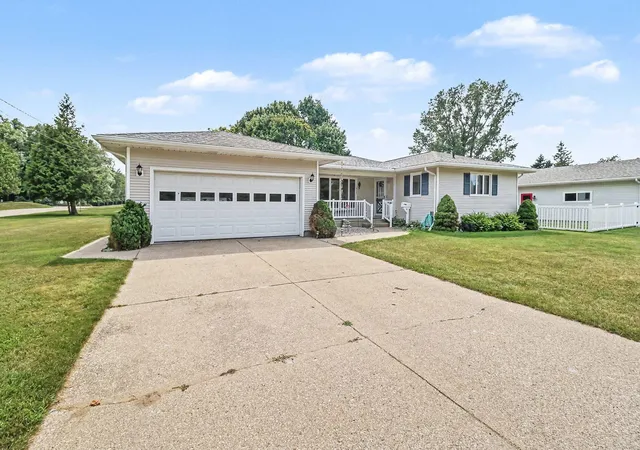 Photo 3 of Single family home for sale at 557 Broad Ave, Manistee, MI 49660 | MLS# 67026042538 | Listing updated on 2026-09-15