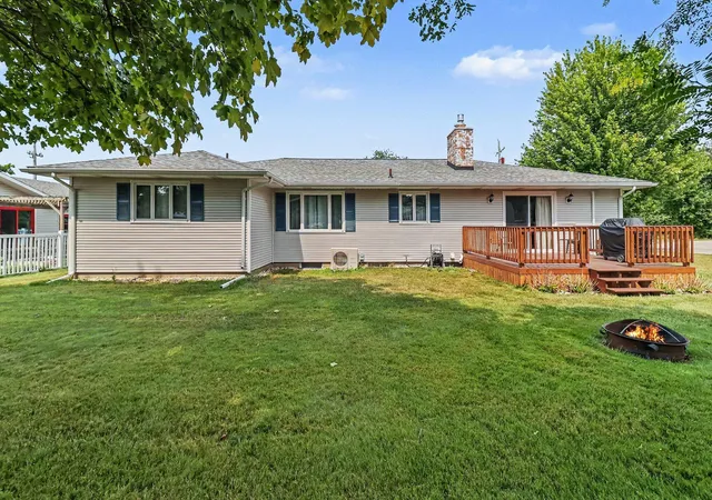 Photo 4 of Single family home for sale at 557 Broad Ave, Manistee, MI 49660 | MLS# 67026042538 | Listing updated on 2026-09-15