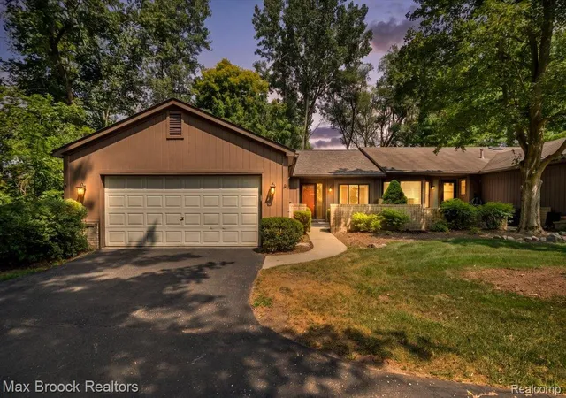 Photo 1 of Condo for sale at 1032 Oak Pointe Dr, Waterford, MI 48327 | MLS# 20261064383 | Listing updated on 2026-09-06