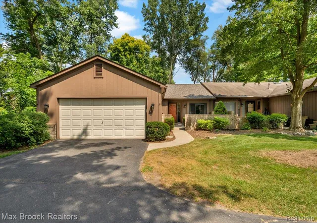 Photo 2 of Condo for sale at 1032 Oak Pointe Dr, Waterford, MI 48327 | MLS# 20261064383 | Listing updated on 2026-09-06