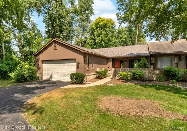 Photo 2 of Condo for sale at 1032 Oak Pointe Dr, Waterford, MI 48327 | MLS# 20261064383 | Listing updated on 2026-09-06