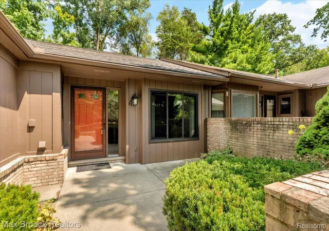 Photo 3 of Condo for sale at 1032 Oak Pointe Dr, Waterford, MI 48327 | MLS# 20261064383 | Listing updated on 2026-09-06