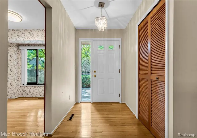 Photo 4 of Condo for sale at 1032 Oak Pointe Dr, Waterford, MI 48327 | MLS# 20261064383 | Listing updated on 2026-09-06