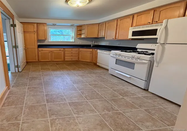 Listing Photo 3 - Condo for sale in building located at 1261 S Birch St, Dearborn, MI 48124 1902