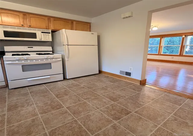Listing Photo 4 - Condo for sale in building located at 1261 S Birch St, Dearborn, MI 48124 1902