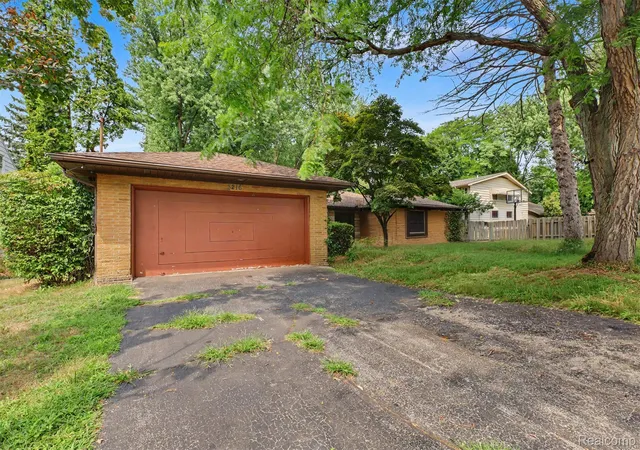 Photo 3 of Single family home for sale at 3216 Circle Dr, Flint, MI 48507 | MLS# 20261064404 | Listing updated on 2026-09-12