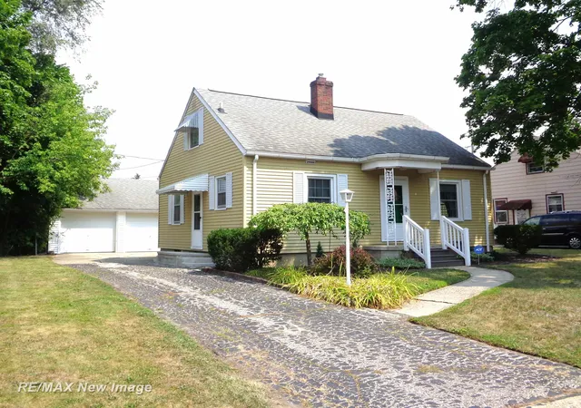 Photo 1 of Sale Pending at 4 Southlawn Ct, Saginaw, MI 48602 | MLS# 61050218444 | Listing updated on 2026-08-21