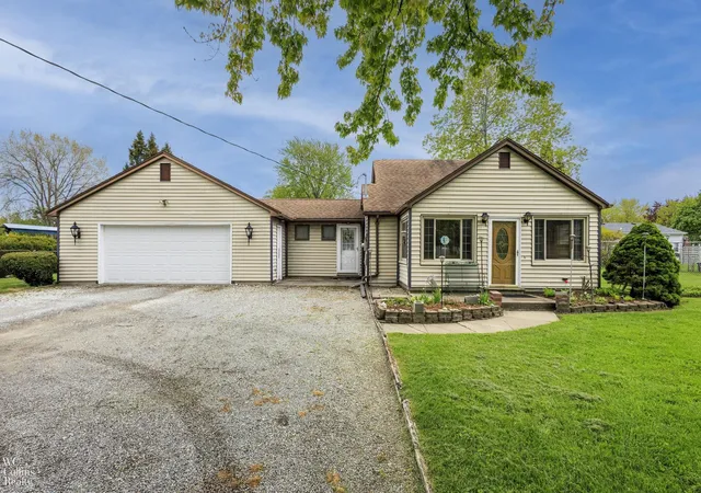 Photo 1 of Single family home for sale at 17346 Common Rd, Roseville, MI 48066 | MLS# 58050218445 | Listing updated on 2026-09-30
