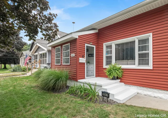 Photo 2 of Single family home for sale at 1042 Patton Ave Nw, Grand Rapids, MI 49504 | MLS# 65026042562 | Listing updated on 2026-10-04