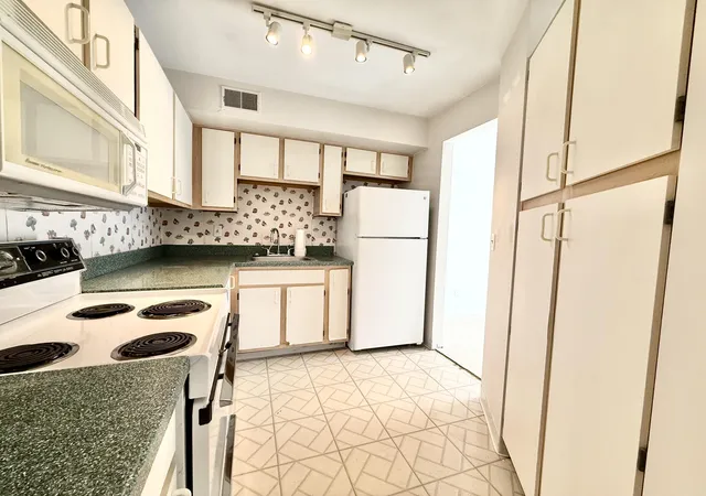 Photo 4 of Condo for sale at 2203 S Huron Pkwy #4, Ann Arbor, MI 48104 | MLS# 81026042565 | Listing updated on 2026-09-17