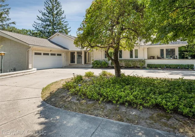 Photo 3 of Single family home for sale at 6600 Valley Spring Rd, Bloomfield Hills, MI 48301 | MLS# 20261064466 | Listing updated on 2026-08-31