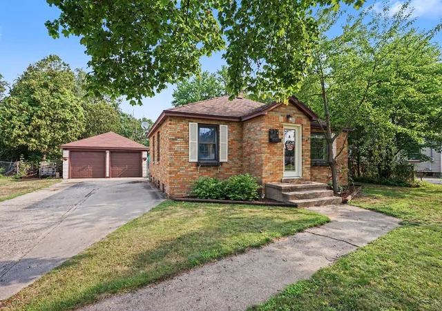 Photo 2 of Single family home for sale at 912 Wendover Blvd, Norton Shores, MI 49441 | MLS# 71026042596 | Listing updated on 2026-09-02