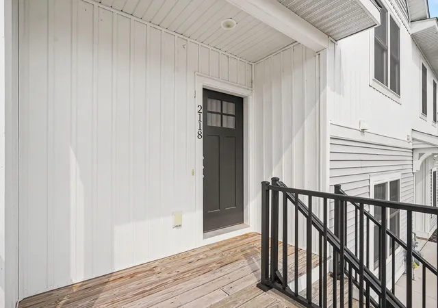 Listing Photo 2 - Condo for sale in building located at 2118 Sherwood Ave, Holland, MI 49423