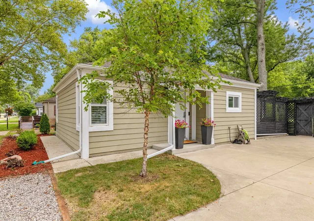 Photo 1 of Sale Pending at 3239 Crooks Rd, Rochester Hills, MI 48309 | MLS# 58050218471 | Listing updated on 2026-08-18