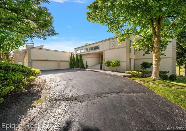 Photo 3 of Single family home for sale at 1848 Golf Ridge Dr S, Bloomfield Hills, MI 48302 | MLS# 20261064537 | Listing updated on 2026-09-09