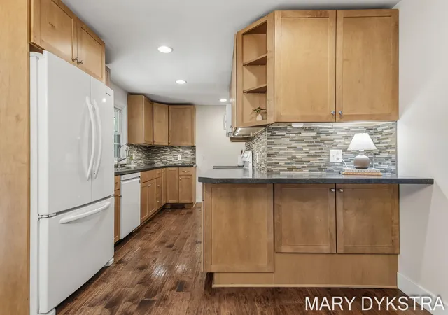 Photo 2 of Single family home for sale at 585 Huizenga Ave, Zeeland, MI 49464 | MLS# 71026042630 | Listing updated on 2026-09-16