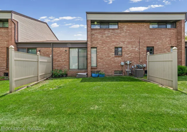 Listing Photo 2 - Condo for sale in building located at 1925 Nicholas Ct, Warren, MI 48092
