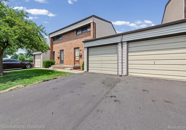 Listing Photo 4 - Condo for sale in building located at 1925 Nicholas Ct, Warren, MI 48092