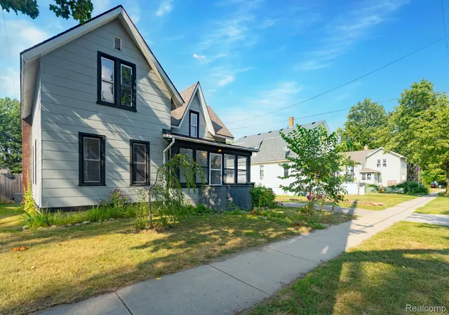 Photo 1 of Single family home for sale at 204 Oakland St, Holly, MI 48442 | MLS# 20261064560 | Listing updated on 2026-10-28