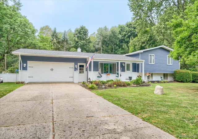 Photo 1 of Single family home for sale at 2127 Holly Tree Dr, Davison, MI 48423 | MLS# 20261064568 | Listing updated on 2026-08-15